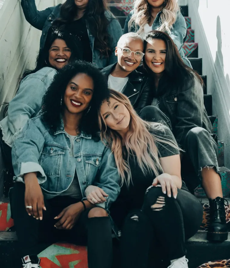 L’écran externe de l’iPhone Duo montrant aux invités l’aperçu miroir d’une photo de groupe